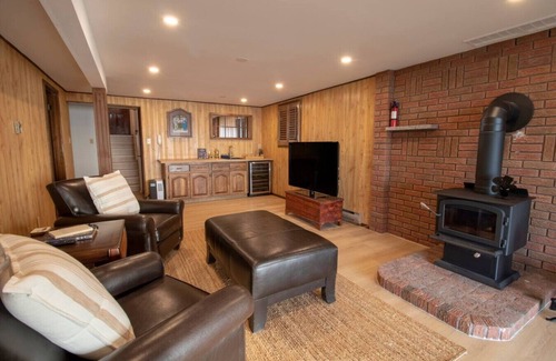 Victoria Harbour Cottage | 3 Bdrm Beachfront Oasis-Sunsets!