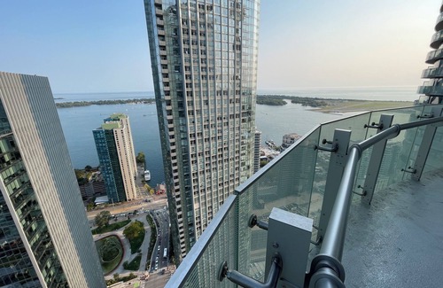 Toronto Entertainment District Condo | 3 Bedroom High Rise Apartment With Lake and City View!