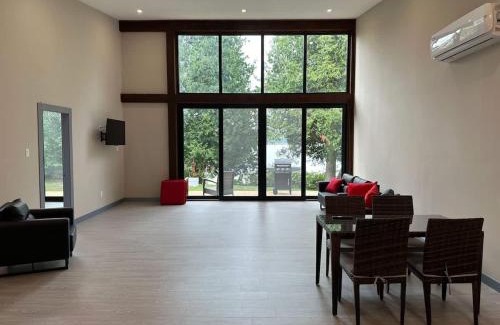 Lakefield House | 3-bedroom Lakefront Villa #10