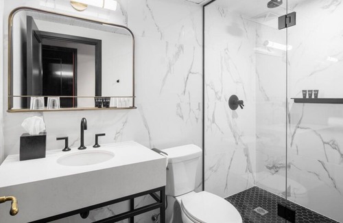 Riverside House | 3 Great Units for Groups, Minutes to St. Lawrence Market and Hockey Hall of Fame