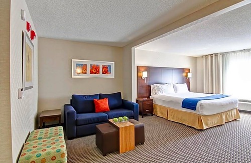 Richmond Hill Hotel | 3-Star Hotel ∙ Holiday Inn Express Hotel & Suites Toronto - Markham, an IHG Hotel