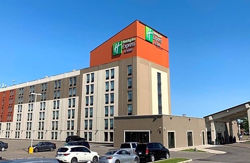 Northeast Mississauga Hotel | 3-Star Hotel ∙ Holiday Inn Express & Suites Toronto Airport West, an IHG Hotel