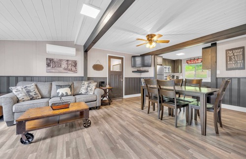 Centre Hastings Cottage | 3 Waterfront Cottages with Large Dock - Sleeps 16