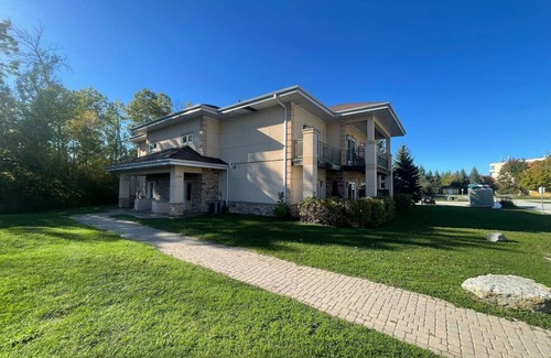 Collingwood Condo | 3BDR Family Home, 10 Mins to Blue Mtn Village!