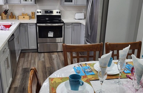 Churchill Meadows House | 4 + 1 bedrooms 4 baths Entire Home in Mississauga