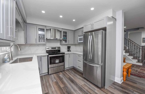 Churchill Meadows House | 4 + 1 bedrooms 4 baths Entire Home in Mississauga