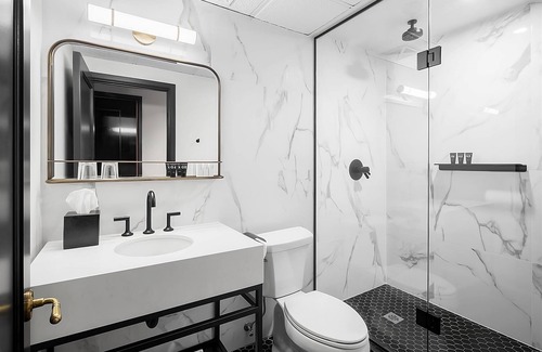 Riverside Hotel | 4 Convenient Units, Rooftop Bar, Minutes to Greektown and Yonge-Dundas Square