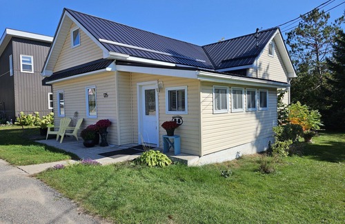 Callander House | 4 Minute drive to casino. Lake, park, marina, restaurants, stores 5 minute walk