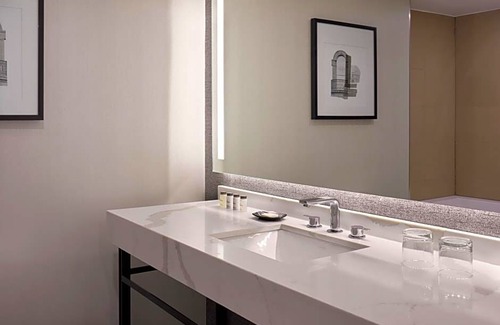 Richmond Hill Hotel | 4-Star Hotel ∙ Sheraton Parkway Toronto North Hotel & Suites