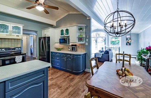 Lake of Bays Cottage | 4bed 4bath cottage on Lake of Bays - SW Exposure! Hot Tub!