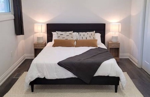 Grimsby House | 4BR+Wi-Fi+Ac+Iron+Kitchen+Washer+Free Prkng+Ntflx