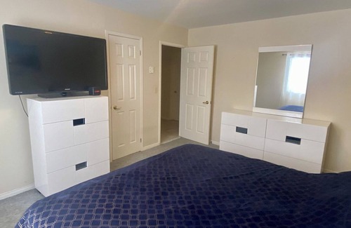 Tiny House | 5 Bedroom, 6 bed’s Bungalow Cottage. 5 minutes to private beach