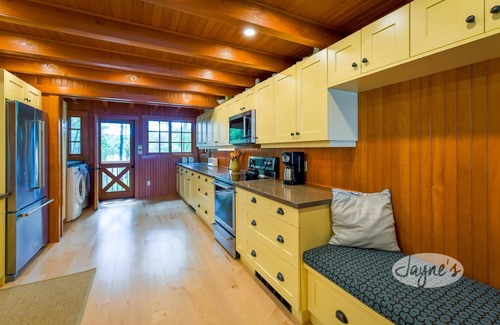 Muskoka Lakes Cottage | 6 bdrm, 5 bath, Old Muskoka, Rare sandy walk in! 800' frontage! Lake Joe!