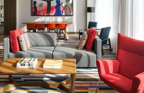 South Loop Hotel | 89 m² Hotel ∙ 127 guests