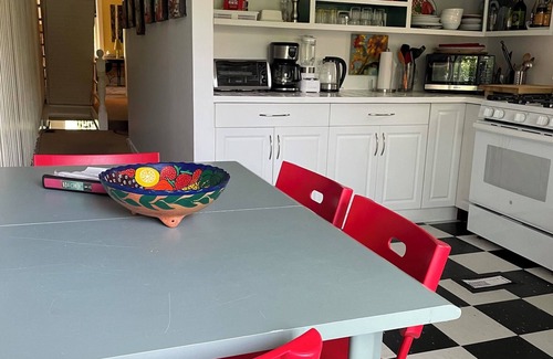 Harbord Village Apartment | ANNEX! Lovely 2-bedroom apartment bathed in sunlight with private patio +parking