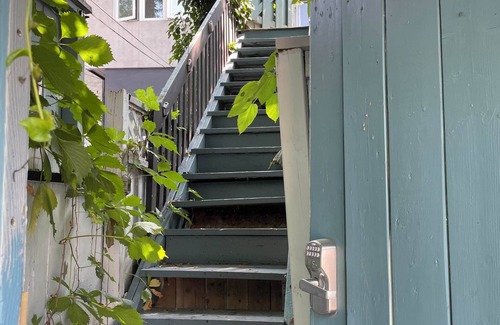 Harbord Village Apartment | ANNEX! Lovely 2-bedroom apartment bathed in sunlight with private patio +parking