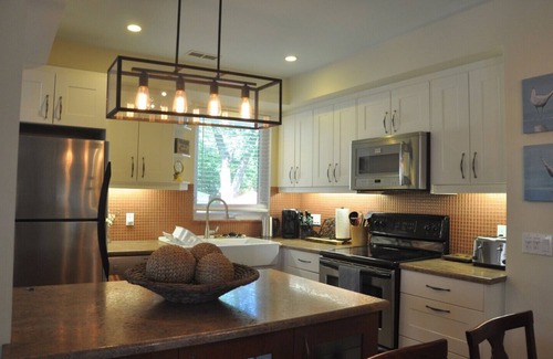 The Beaches House | Beach Vibe! Toronto Beaches 4bdrm Home w Parking