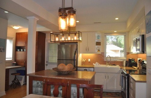 The Beaches House | Beach Vibe! Toronto Beaches 4bdrm Home w Parking