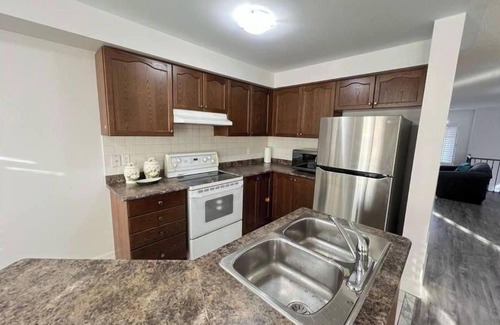 Meadowvale Village House | Beautiful 3 bedroom & 3-bathroom vacation home near Toronto Pearson Airport