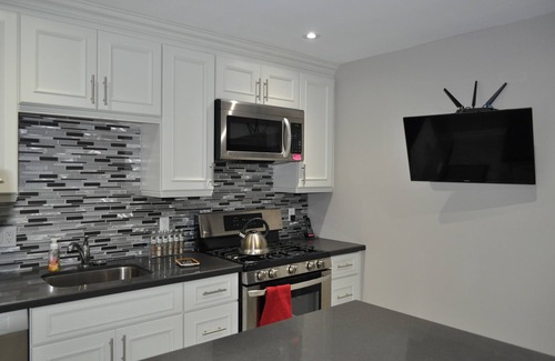 Alexandra Park Apartment | Beautiful Downtown Toronto Suite - Heart of Queen West-Entire 2nd Floor-Monthly