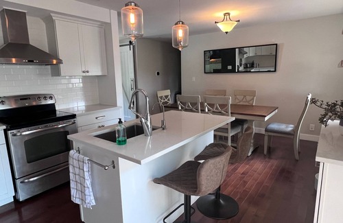 Selwyn House | BEAUTIFUL HOME WITH POOL NEAR TRENT UNIVERSITY