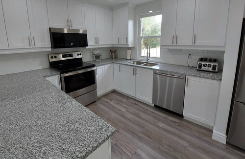 Amherstview House | Beautiful House, 4 Beds, 2.5 Bathrooms
