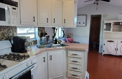 Sherkston Cottage | Beautiful Lake Erie Hangout - Sleeps 8