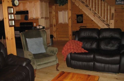 North Frontenac House | Beautiful Log Home on Quiet Private Lake