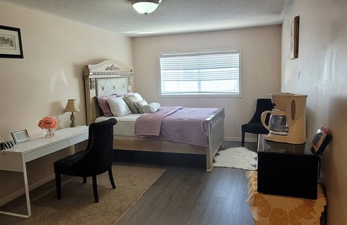 Brampton House | Beautiful Master bedroom with private washroom