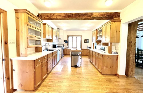 North Frontenac Cabin | Beautiful Norcan Lake Lodge - close to Calabogie Peaks, rec trails - 8 bedrooms