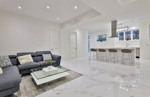 York Bed & Breakfast | Beautiful Room in Toronto next to Yorkdale mall