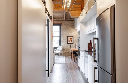 Stratford Apartment | Bradshaw Lofts: Le Bastille