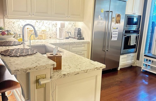 The Pocket House | Bright, Cozy, Semi-Attached Home in Friendly Quiet Neighborhood