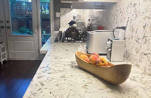 The Pocket House | Bright, Cozy, Semi-Attached Home in Friendly Quiet Neighborhood