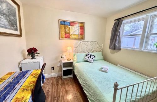 Sullivan House | Bright&Modern Space Perfect for couple and Family Step to public transit in Toronto
