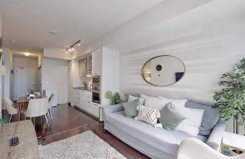 Toronto Entertainment District Condo | Charming CN Tower view condo, steps to Scotiabank Arena and Rogers Centre