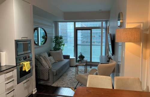 Toronto Entertainment District Condo | Charming CN Tower view condo, steps to Scotiabank Arena and Rogers Centre