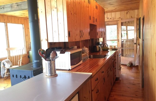 Addington Highlands Cottage | Charming Lake Weslemkoon Retreat