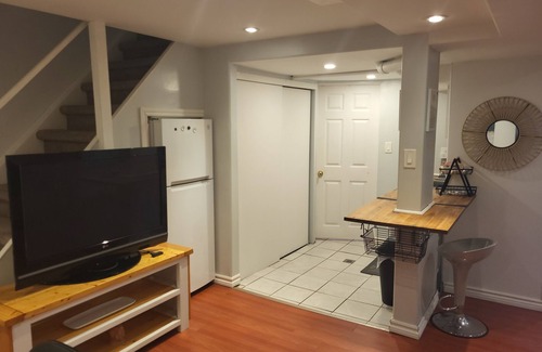 Ajax House | Cheerful Bright Home (Sleeps up to 12ppl)