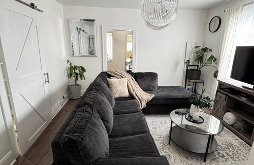 Walkerville Apartment | Clean Cozy Room for Females/Couples