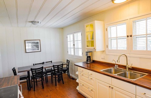 Grand Bend Cottage | Colonial Hotel & Suites - Bellevue Lodge