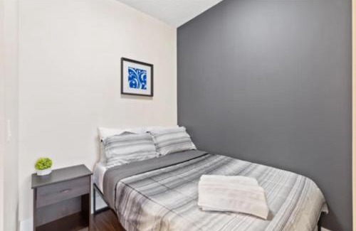 Toronto Entertainment District Apartment | Comfort 300 Front Suites near Rogers Centre & Free Parking