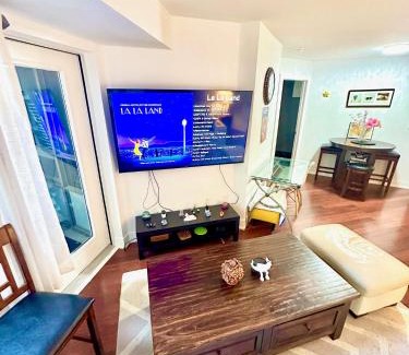 Toronto Entertainment District Apartment | Core Downtown Toronto-3 Bedrooms-2 Bathrooms-Washrooms-Free Parking-CN Tower-Ripleys Museum-Blue Jays Stadium In front-Indoor Gym-Swimming Pool-Jacuzzi Sauna-Filter Drinking Water-WiFi