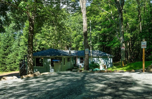 Bracebridge Cottage | Cottage Binx Bracebridge | Large hot tube and outdoor movies on lake Muskoka