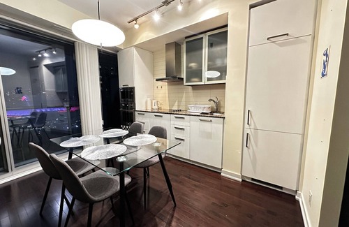 Central Waterfront Condo | Cozy 2-bedroom condo with AC, fitness room in pleasant Toronto downtown