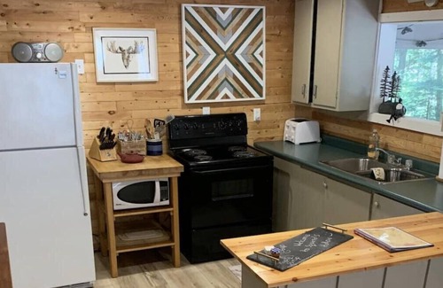 Huntsville Cottage | Cozy 2 Bedroom Pet-friendly Cottage!