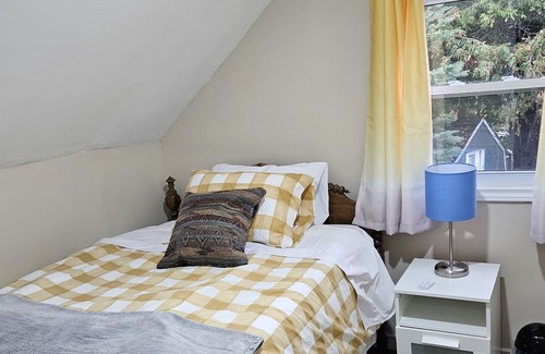 Dunsford Cottage | Cozy century cottage. Just steps from water