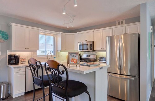 Meaford House | Cozy Cottage for Fall Getaways/Scarecrow Invasion