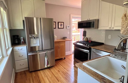 Victory House | Cozy Minneapolis Bungalow - 2 bedroom, your home away from home!