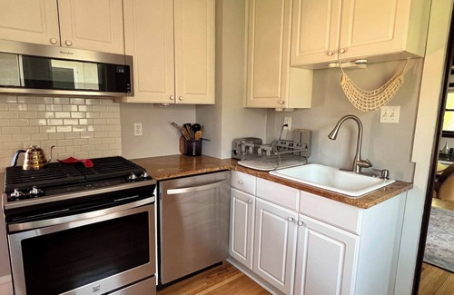 Victory House | Cozy Minneapolis Bungalow - 2 bedroom, your home away from home!